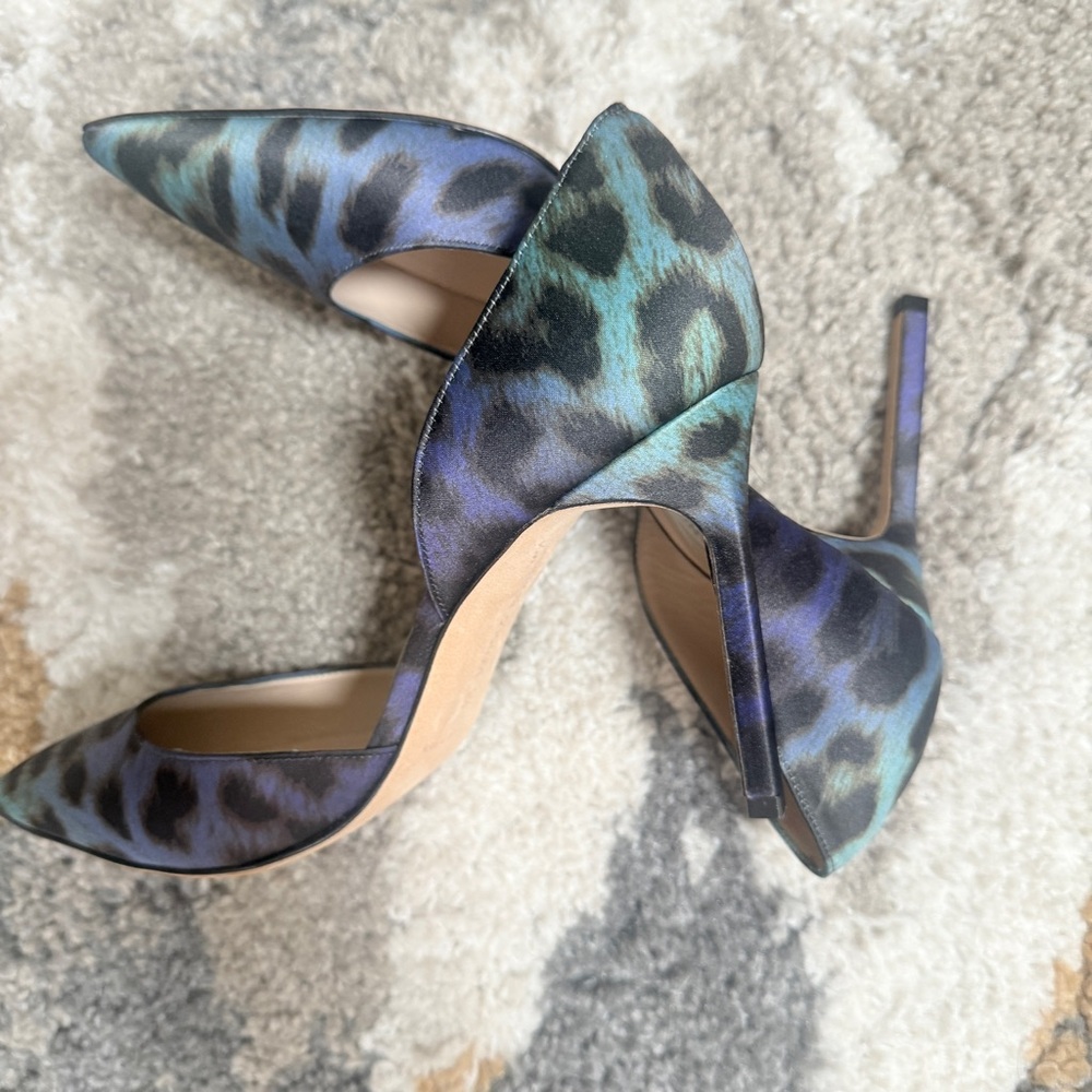 New never worn size 38 Tayler Manolo Blahnik Blue and Black stilettos